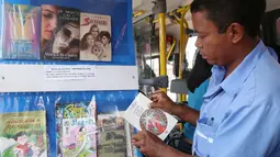 Kolektor bus di Brazil bernama Antonio da Conceição Ferreira, terinspirasi oleh kekasihnya untuk mengubah sebuah bus yang dia kendarai menjadi perpustakaan kecil. Awalnya terdapat 15 buku di perpustakaan ini. (www.oddee.com)