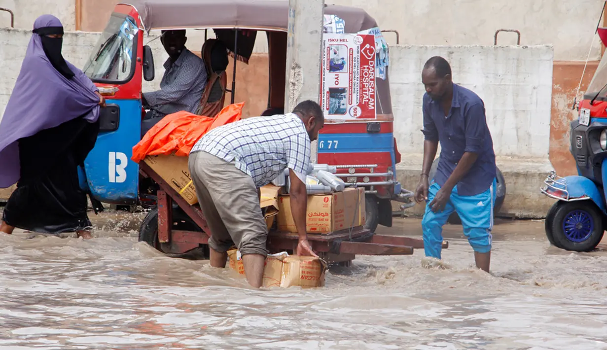 Sejak Oktober, banjir telah membuat hampir setengah juta orang mengungsi dan merusak kehidupan lebih dari 1,2 juta orang, Menteri Informasi Daud Aweis mengatakan hal itu pada sejumlah reporter pada hari Minggu di Ibu Kota Mogadishu. (AP Photo/Farah Abdi Warsameh)