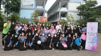 Asosiasi Sepak Bola Wanita Indonesia (ASBWI) kembali mengadakan workshop career dan coaching clinic kepada 41 siswi SMA Labschool Unesa 1, Surabaya, Kamis (9/2/2023). (Bola/com/Wahyu Pratama)