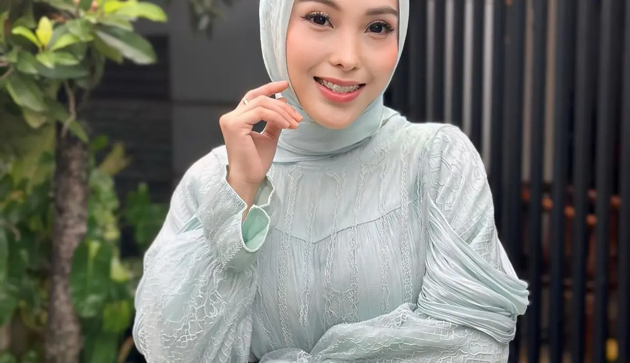 Diketahui uang puluhan dari kasus korupsi Limpo digunakan untuk membayar Nayunda saat manggung acara hiburan di Kementan. Jebolan Rising Star Indonesia Dangdut itu tetap manggung ti tengah kasus yang menimpanya. (Liputan6.com/IG/@nayundanabila)