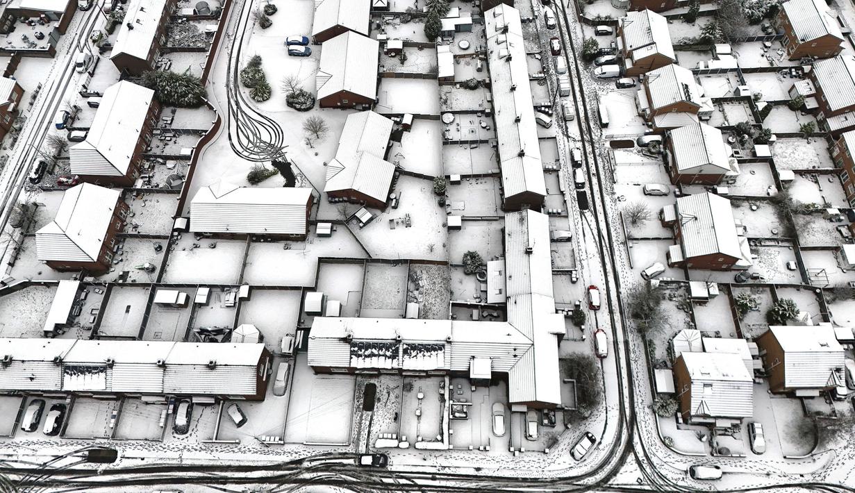 Salju menutup bangunan di kota Liverpool menjelang laga lanjutan Liga Inggris 2024/2025 antara Liverpool melawan Manchester United pada Minggu (05/01/2025). (AP Photo/Peter Byrne)