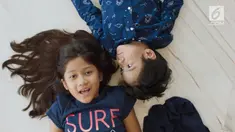 Kulari Ke Pantai bercerita tentang dua sepupu, Sam (Maisha Kanna) dan Happy (Lilli Latisha) yang memiliki perangai berbeda. Akibat ulah Happy yang merendahkan Sam, ibu Happy meminta Happy ikut dalam perjalanan Sam dan ibunya, Uci (Marsha Timothy).