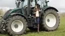 Duchess of Cambridge Kate Middleton turun dari traktor saat kunjungan dengan Pangeran William ke Manor Farm di Little Stainton, Durham, Inggris, Selasa (27/4/2021). (Owen Humphreys/Pool via AP)