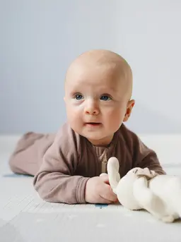 Gunakan mainan untuk bayi tertarik menoleh, dan melakukan gerakan tengkurap. credits: pexels.com/vika