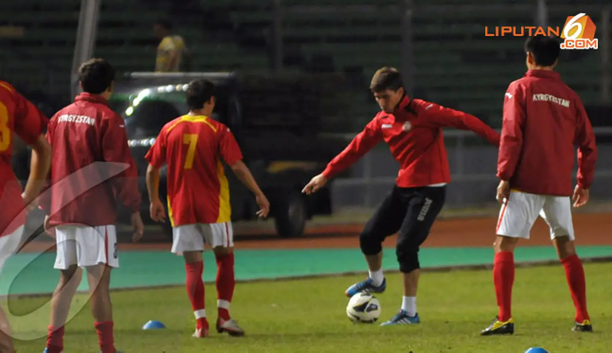 Kapten Timnas Kyrgyzstan Mirlan Murzaev (celana hitam) terlihat ikut berlatih bersama di Stadion GBK Jakarta (Liputan6.com/ Helmi Fithriansyah)