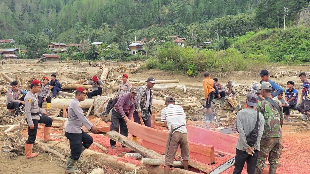 FOTO: Aparat Kepolisian dan Warga Bangun Jembatan Darurat Pasca Banjir Bandang di Rikit Gaib