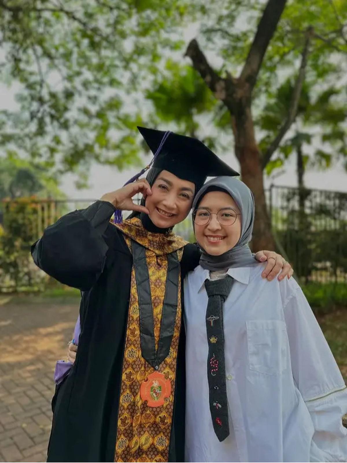 Potret Desy Ratnasari Wisuda S3, Resmi Menyandang Gelar Doktor