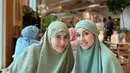 Keluarga Raffi Ahmad diketahui sedang menjalani ibadah haji bersama. Termasuk kedua adik perempuannya, Nisya Ahmad dan Syahnaz Sadiqah. [Foto: Instagram/nissyaa]