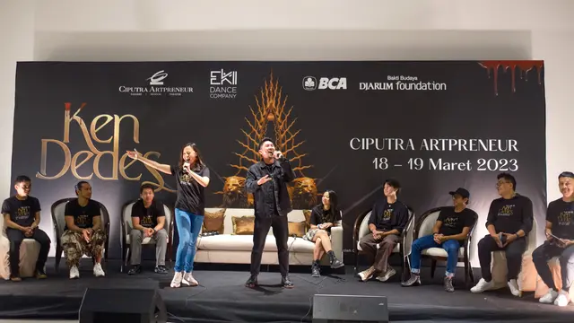 Ara Ajisiwi pemeran Ken Dedes dan Taufan Purbo pemeran Ken Arok, menunjukkan potongan keseruan dalam Musikal Ken Dedes. (Foto: Istimewa)