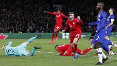 Penyerang Bayern Munchen, Thomas Muller, merayakan gol yang dicetak oleh Serge Gnabry ke gawang Chelsea pada laga Liga Champions di Stadion Stamford Bridge, Selasa (25/2/2020). Chelsea takluk 0-3 dari Bayern Munchen. (AP/Frank Augstein)