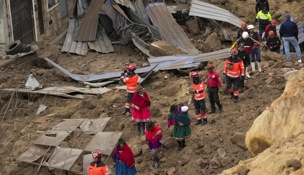Badan itu juga melaporkan 23 orang terluka ketika lereng gunung runtuh sekitar pukul 10 malam. (AP Photo/Dolores Ochoa)