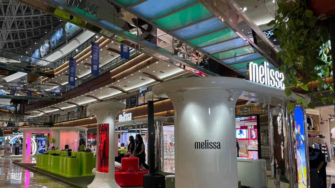 Melissa Hadirkan Pengalaman Fashion Imersif Lewat Futura Pop-Up Bertema Masa Depan