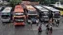 Deretan bus terparkir di Terminal Kampung Rambutan, Jakarta, Selasa (4/5/2021). Kepala Terminal Kampung Rambutan Made Jony mencatat sekitar 1.400-an penumpang bus AKAP berangkat dari Terminal Kampung Rambutan ke Jabar, Jateng, Jatim, dan Sumatera. (merdeka.com/Iqbal S. Nugroho)