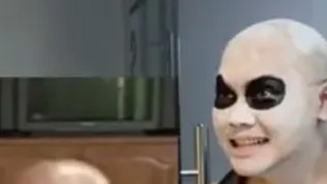 Ada yang Jadi Pocong hingga Tuyul, Begini Momen Kocak Karyawan Kantor Cosplay Jadi Hantu Indonesia