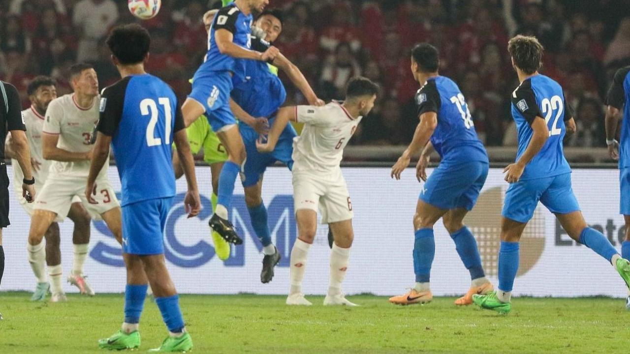 Dari statistik pertandingan menunjukkan bahwa Timnas Indonesia memiliki keunggulan dalam jumlah tembakan, tembakan tepat sasaran, dan posisi bola. Foto: Liputan6.com / Herman Zakharia<br>