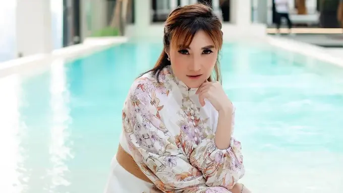 Kiki Amalia Pamer Perut Buncit