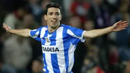 Roy Makaay. Striker kelahiran 9 Maret 1975 ini menjadi top skor di Liga Spanyol saat memperkuat Deportivo La Coruna pada musim 2002/2003 dengan torehan 29 gol. Bahkan dengan tambahan gol di ajang lain, ia mampu merebut penghargaan Sepatu Emas Eropa di musim yang sama. (AFP/Lluis Gene)