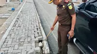 Kajati NTT, Zet Tadung Allo, saat mengunjungi lokasi pembangunan rumah bagi warga eks Timor Timur (Liputan6.com/Ola Keda)