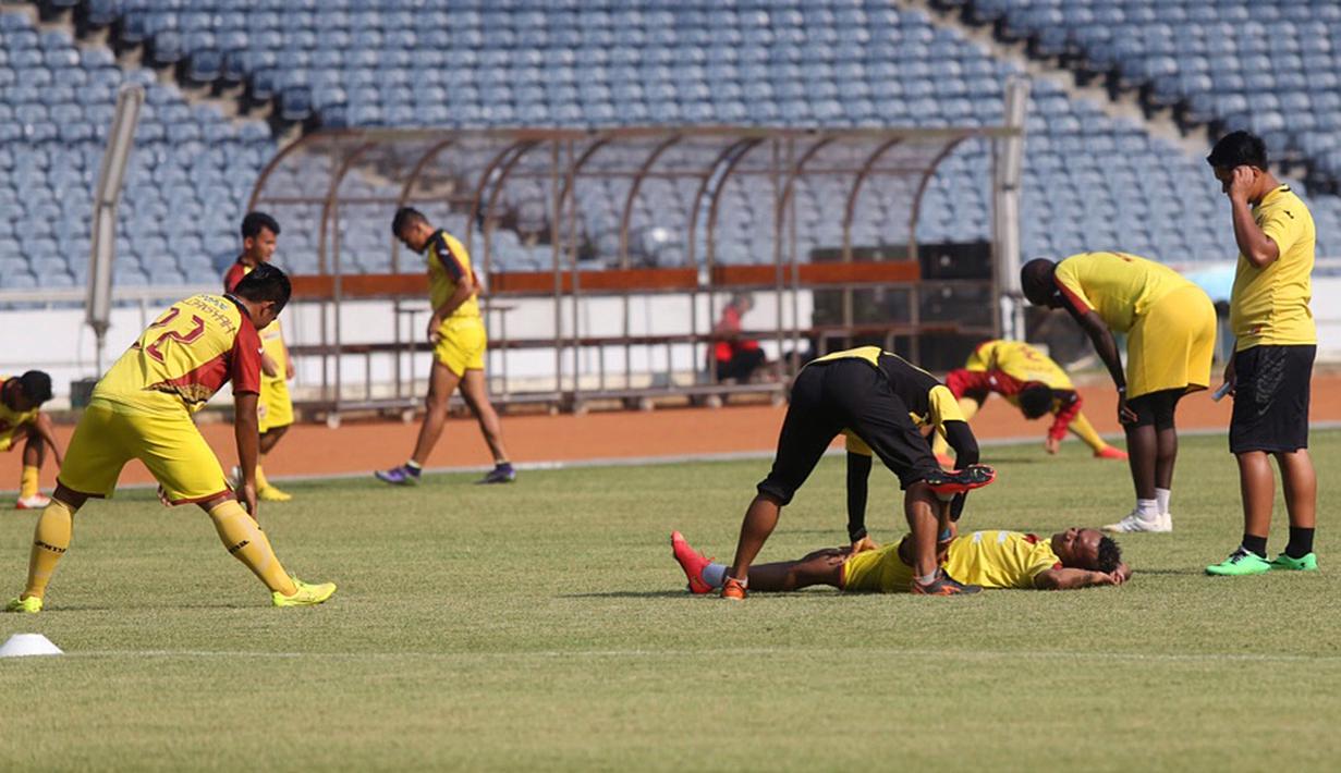 Pemain Sriwijaya FC melakukan peregangan otot saat berlatih di Stadion Utama Gelora Bung Karno, Senayan, Jakarta, Sabtu (17/10/2015) pagi WIB. (Bola.com/Nicklas Hanoatubun)