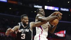 Pemain Los Angeles Clippers, Brandon Bass (kanan) berebut bola dengan pemain,  San Antonio Spurs, Dewayne Dedmon pada laga NBA basketball game di Staples Center, (22/12/2016). Clippers menang 106-101. (AP/Jae C. Hong)