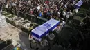 Tentara dan pelayat membawa peti mati Hillel Yaniv (21) dan Yagel Yaniv (19) yang dibungkus bendera Israel di pemakaman nasional Israel di Yerusalem, Senin, 27 Februari 2023. Kedua bersaudara itu tewas Minggu di Tepi Barat kota Hawara oleh seorang pria bersenjata Palestina yang melarikan diri dari tempat kejadian. (AP/Ohad Zwigenberg)