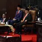 Presiden Joko Widodo (kedua kanan) didampingi Wakil Presiden Jusuf Kalla (kanan) bersiap menyampaikan Pidato Kenegaraan pada Sidang Tahunan MPR 2018 di Gedung Nusantara, Kompleks Parlemen, Senayan, Jakarta, Kamis (16/8). (Liputan6.com/Johan Tallo)
