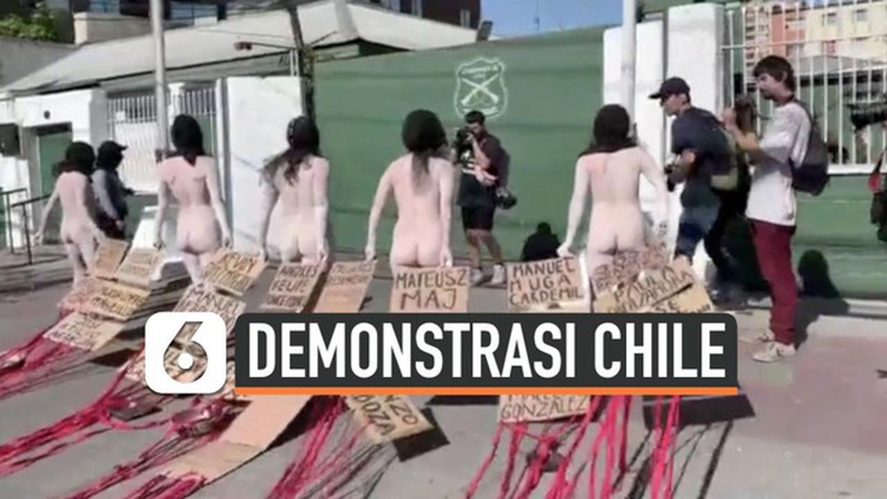 VIDEO: Demonstran Bugil di Depan Kantor Polisi Chile