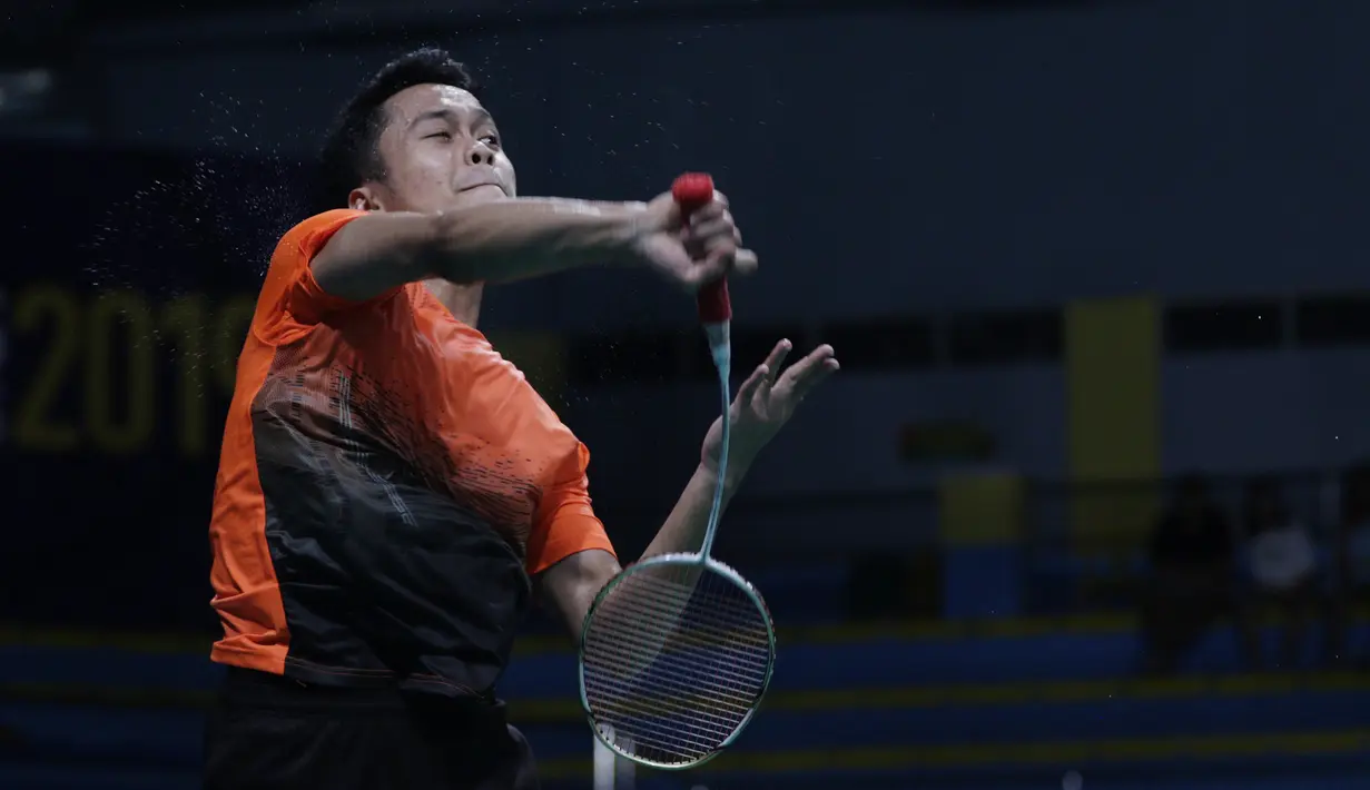 Tunggal putra Indonesia, Anthony Ginting, mengembalikan kok saat melawan Soong Joo Ven pada final beregu SEA Games 2019 di Multinlupa Sport Center, Rabu (4/12). Ginting menang 13-21, 21-15, dan 21-18. (Bola.com/M Iqbal Ichsan)