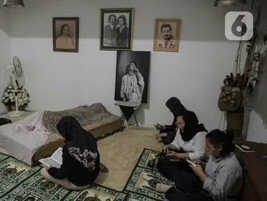 Saudara dan kerabat berdoa di samping jenazah Artis peran Ria Irawan di kawasan Lebak Bulus, Jakarta Selatan, Senin (6/1/2020). Ria Irawan meninggal dunia setelah mengidap kanker kelenjar getah bening. (Liputan6.com/Faizal Fanani)