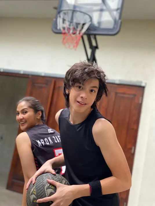 “Photo ini diambil Sabtu 07.03.2020 sebelum kami bertiga ngemall weekend. Sejak itu sampai sekarang kami bertiga belum pergi ke mall lagi. Bahkan keluar rumah bertiga pun belum," tulis Maudy. (Instagram/maudykoesnaedi)