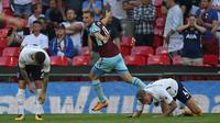 Striker Burnley, Chris Wood, merayakan gol ke gawang Tottenham Hotspur pada pertandingan pekan ketiga Premier League, di Stadion Wembley, Minggu (27/8/2017). (AFP/Daniel Leal-Olivas). 