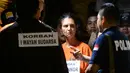 WN Australia, Sara Cannor menunggu instruksi petugas saat rekonstruksi pembunuhan polisi, Aipda Wayan Sudarsa, di Pantai Legian, Kuta, Rabu (31/8). David James Taylor dan Sara memperagakan 68 adegan rokonstruksi di tiga lokasi. (AFP PHOTO/SONNY Tumbelaka)
