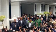 Calon Presiden dan Wakil Presiden (Capres dan Cawapres) Nomor Urut 01 Anies Baswedan-Muhaimin Iskandar (AMIN) kompak tiba di Kantor KPU RI, Jakarta Pusat, Rabu (24/4/2024). (Liputan6.com/Muhammad Radityo Priyasmoro)
