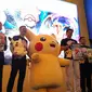 Direktur Eksekutif Salim Group Axton Salim bersama dengan Anggota Dewan Direksi The Pokemon Company Kenjiro Ito meluncurkan permainan Pokemon trading card di Jakarta, Kamis (8/8/2019). (Liputan6.com/ Agustin Setyo Wardani)