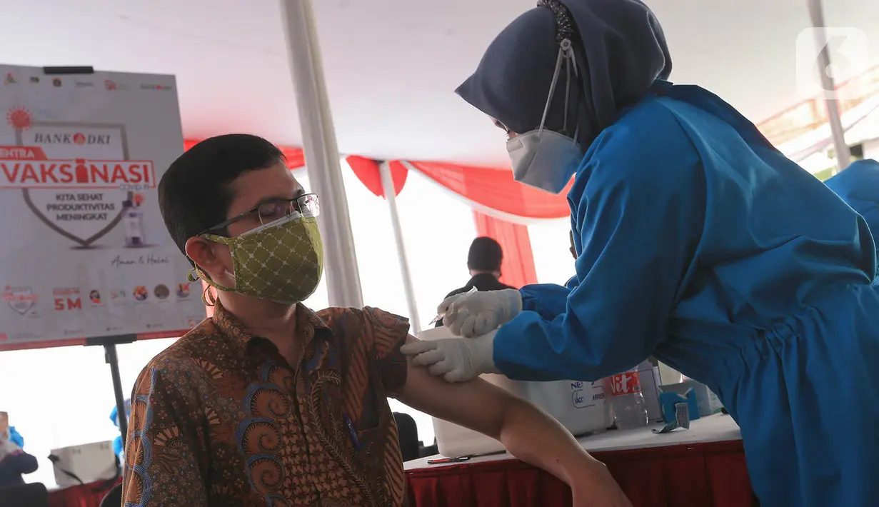 Karyawan difoto usai vaksin di Sentra Vaksinasi Covid-19 di Bank DKI Kantor Layanan Juanda, Jakarta, Sabtu (10/7/2021). Kamrussamad menegaskan bahwa percepatan 300 ribu vaksin di sektor perbankan HIMBARA, Bank Swasta Nasional, BPD se Indonesia harus segera diselesaikan. (Liputan6.com/HO/Nado)