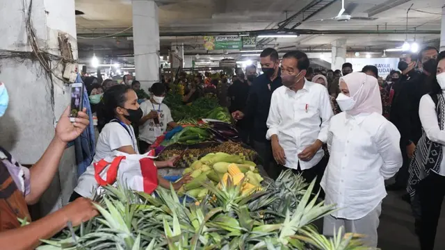 Presiden Jokowi dan Ibu Iriana berkunjung ke Pasar Petisah, Kota Medan, Sumatra Utara, Kamis (07/07/2022). (Foto: BPMI Setpres/Kris)