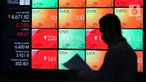 Pengunjung melintas di papan elektronik yang menampilkan pergerakan Indeks Harga Saham Gabungan (IHSG) di Bursa Efek Jakarta, Rabu (15/4/2020). Pergerakan IHSG berakhir turun tajam 1,71% atau 80,59 poin ke level 4.625,9 pada perdagangan hari ini. (Liputan6.com/Johan Tallo)