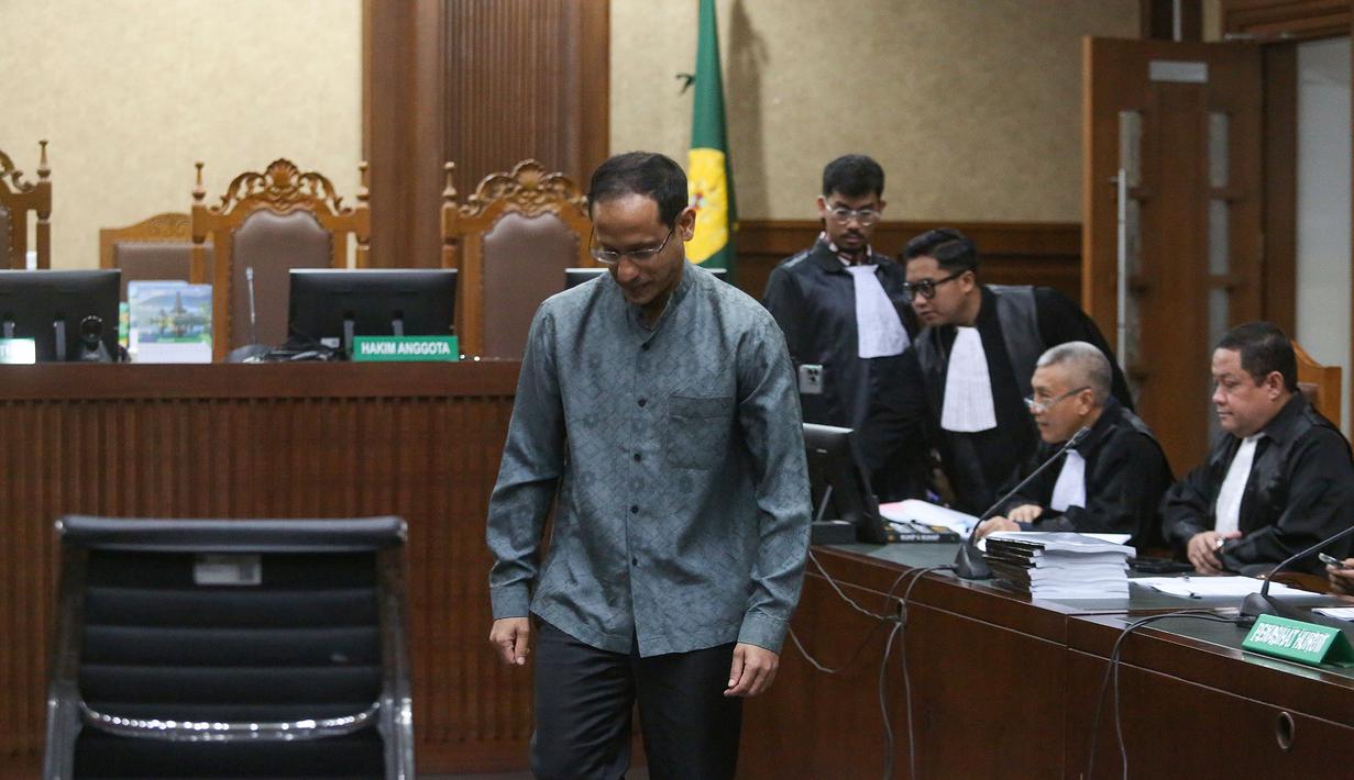 Sebagai informasi, Nadiem Anwar Makarim dilantik sebagai Menteri Pendidikan, Kebudayaan, Riset, dan Teknologi (Mendikbudristek) pada Oktober 2019. Tampak dalam foto, mantan Menteri Pendidikan, Kebudayaan, Riset, dan Teknologi (Mendikbudristek) Nadiem Anwar Makarim (tengah) sesaat sebelum dimulainya sidang kasus dugaan tindak pidana korupsi (Tipikor) terkait program digitalisasi pendidikan berupa pengadaan laptop Chromebook dan Chrome Device Management (CDM) di lingkungan Kemendikbudristek tahun 2019–2022 di Pengadilan Tipikor, Jakarta, Senin (5/1/2026). (merdeka.com/Arie Basuki)