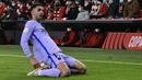 Penyerang Barcelona, Ferran Torres berselebrasi usai mencetak gol ke gawang Athletic Bilbao pada pertandingan babak 16 besar Copa del Rey Cup Spanyol di stadion San Mames di Bilbao, Jumat (21/1/2022). Kemenangan ini mengantar Bilbao melaju ke babak perempat final. (AP Photo/Alvaro Barrientos)
