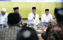 Duduk Lesehan Sambil Sarungan, Potret Mendes Yandri Diskusi Membangun Desa Bareng Warga Mojokerto
