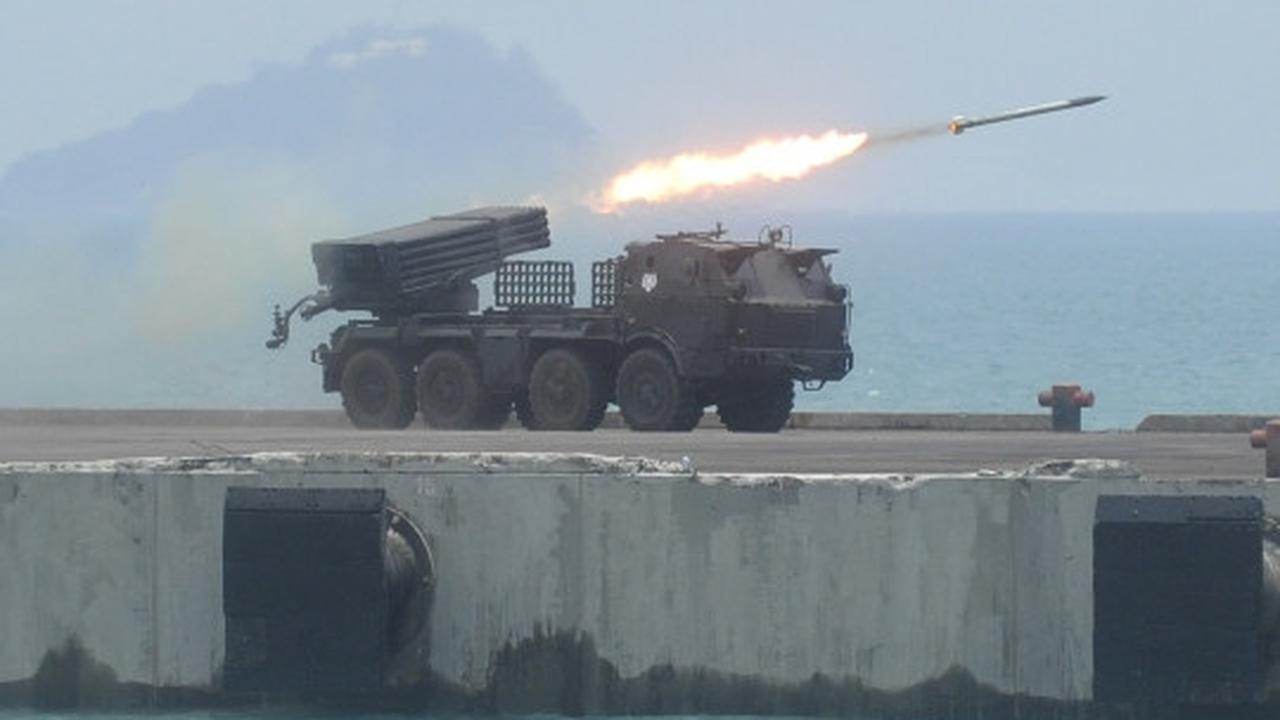 Geladi resik HUT TNI, warga tonton peluncuran rudal dari dekat