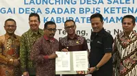 Dir. Perluasan Kepesertaan & HAL BPJS Ketenagakerjaan E. Ilyas Lubis dan Bupati Mamuju H. Habsi Wahid meresmikan desa Saletto di Mamuju sebagai Desa Sadar Jaminan Sosial Ketenagakerjaan