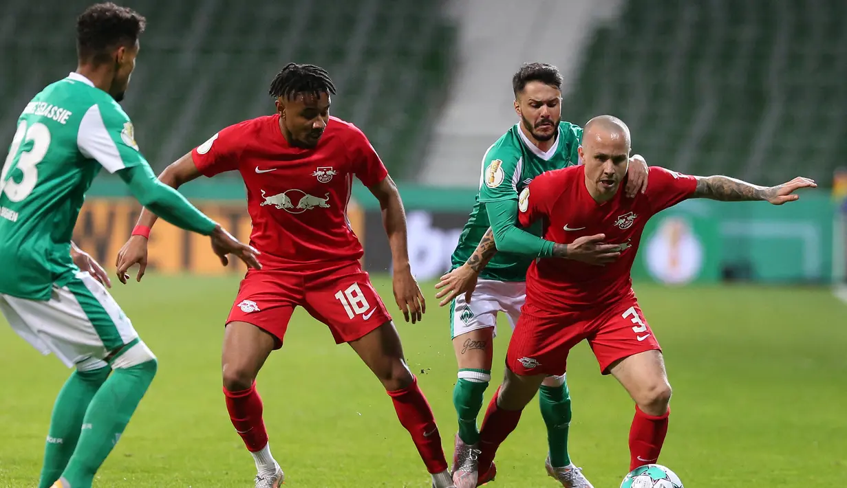 Bek RB Leipzig, Angelino (kanan) menguasai bola dibayangi gelandang Werder Bremen, Leonardo Bittencourt dalam laga semifinal DFB Pokal di Weserstadion, Bremen, Jumat (30/4/2021). RB Leipzig menang 2-1 atas Werder Bremen melalui babak perpanjangan waktu. (AFP/Cathrin Mueller/Pool)