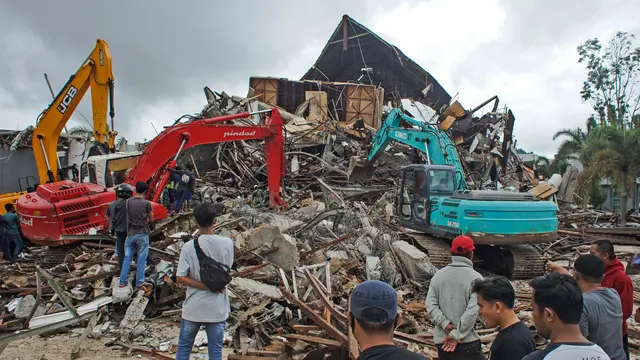 Tangis Histeris Keluarga Korban Gempa Magnitudo 6,2 di Mamuju