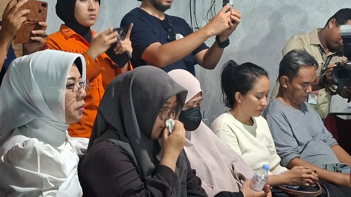 Tangis Keluarga Pecah Saat Pencarian Lima Jurnalis Dihentikan