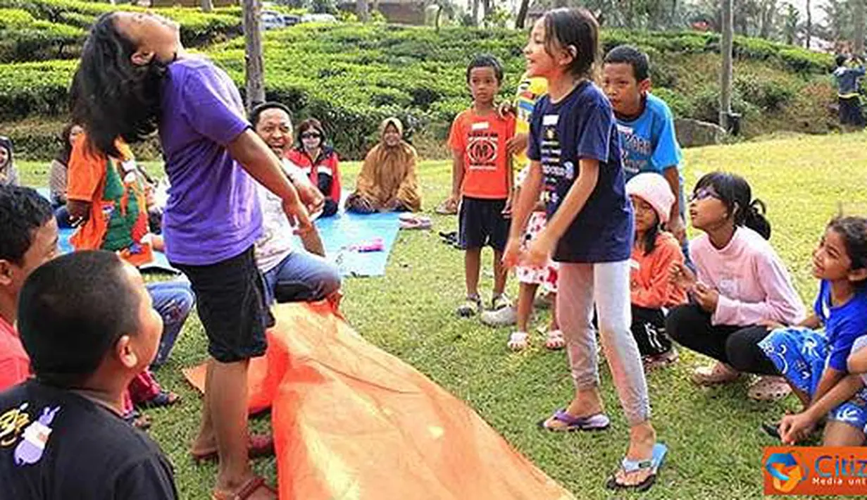 Citizen6, Jakarta: Peserta APMA berkumpul melakukan permainan tebak nama. Terdiri dari dua kelompok yang saling berhadapan dibatasi tirai pembatas. Saat pembatas diturunkan peserta harus menebak siapa yang ada dibalik tirai. (Pengirim: Julie Indahrini)
