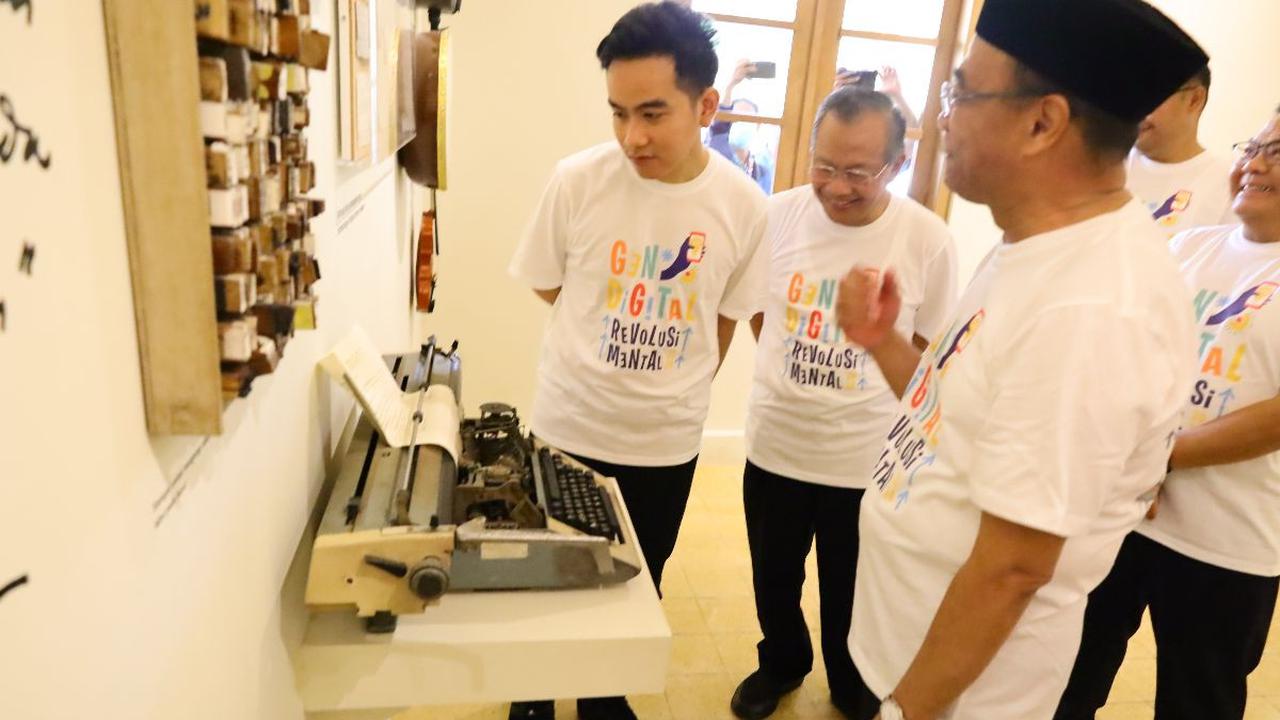 "Tahun ini ada yang baru di Solo Technopark. Emirates Hospital, rumah sakit kardiologi dilengkapi alat terbaru. Ada juga investasi AI dari Nvidia," katanya lagi.<br>