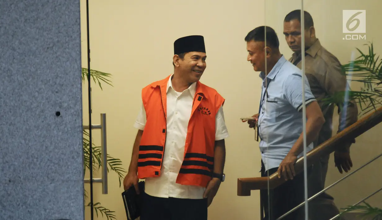 Bupati nonaktif Hulu Sungai Tengah Abdul Latif (kiri) bersiap meninggalkan Gedung KPK Jakarta, Selasa (20/2). Abdul Latif diperiksa sebagai tersangka dugaan suap pengadaan pekerjaan RSUD Damanhuri, Barabai TA 2017. (Liputan6.com/Helmi Fithriansyah)