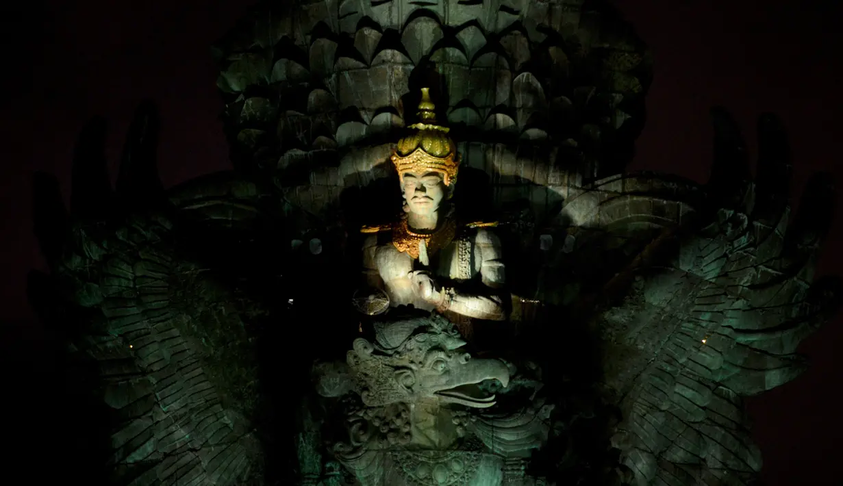 Foto pada 22 September 2018 menunjukkan Patung Garuda Wisnu Kencana saat peresmian di Ungasan, Bali. GWK yang akhirnya rampung setelah berproses selama 28 tahun lebih itu akan menjadi ikon baru yang merepresentasikan Budaya Indonesia (AFP/SONNY TUMBELAKA)