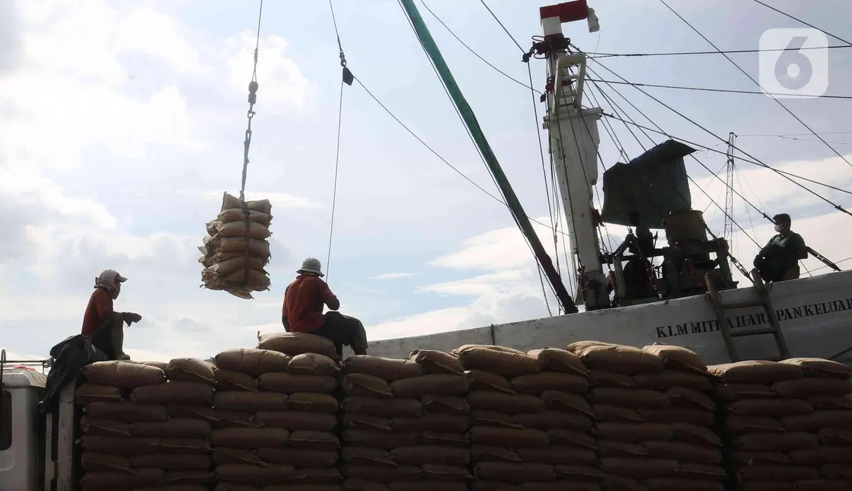Pekerja tengah melakukan bongkar muat semen di pelabuhan Sunda Kelapa, Jakarta, Kamis (6/1/2022). Tahun 2022 dinilai akan menjadi tahun yang lebih baik bagi industri semen. (Liputan6.com/Angga Yuniar)